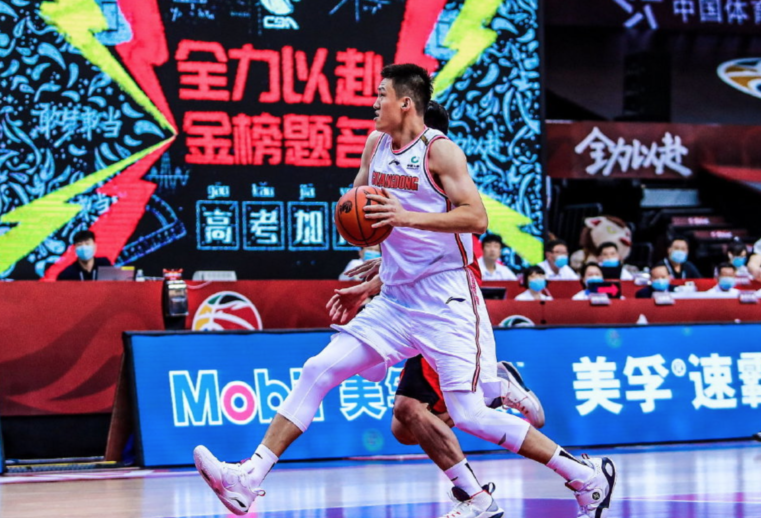 教练组与球员就战术训练计划进行深入讨论