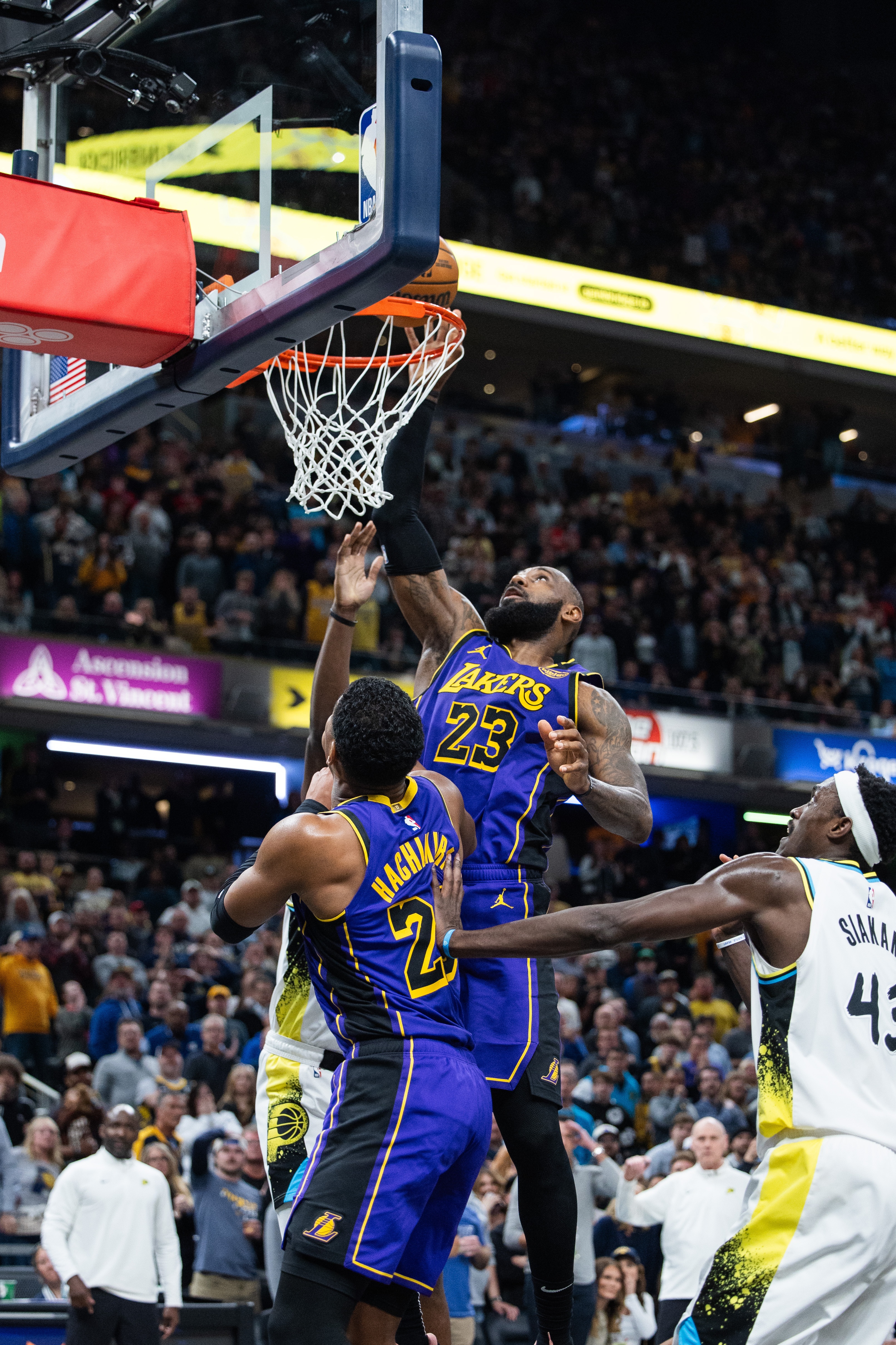 NBA常规赛季后赛攻防大比拼，湖人击败热火取得胜利的简单介绍