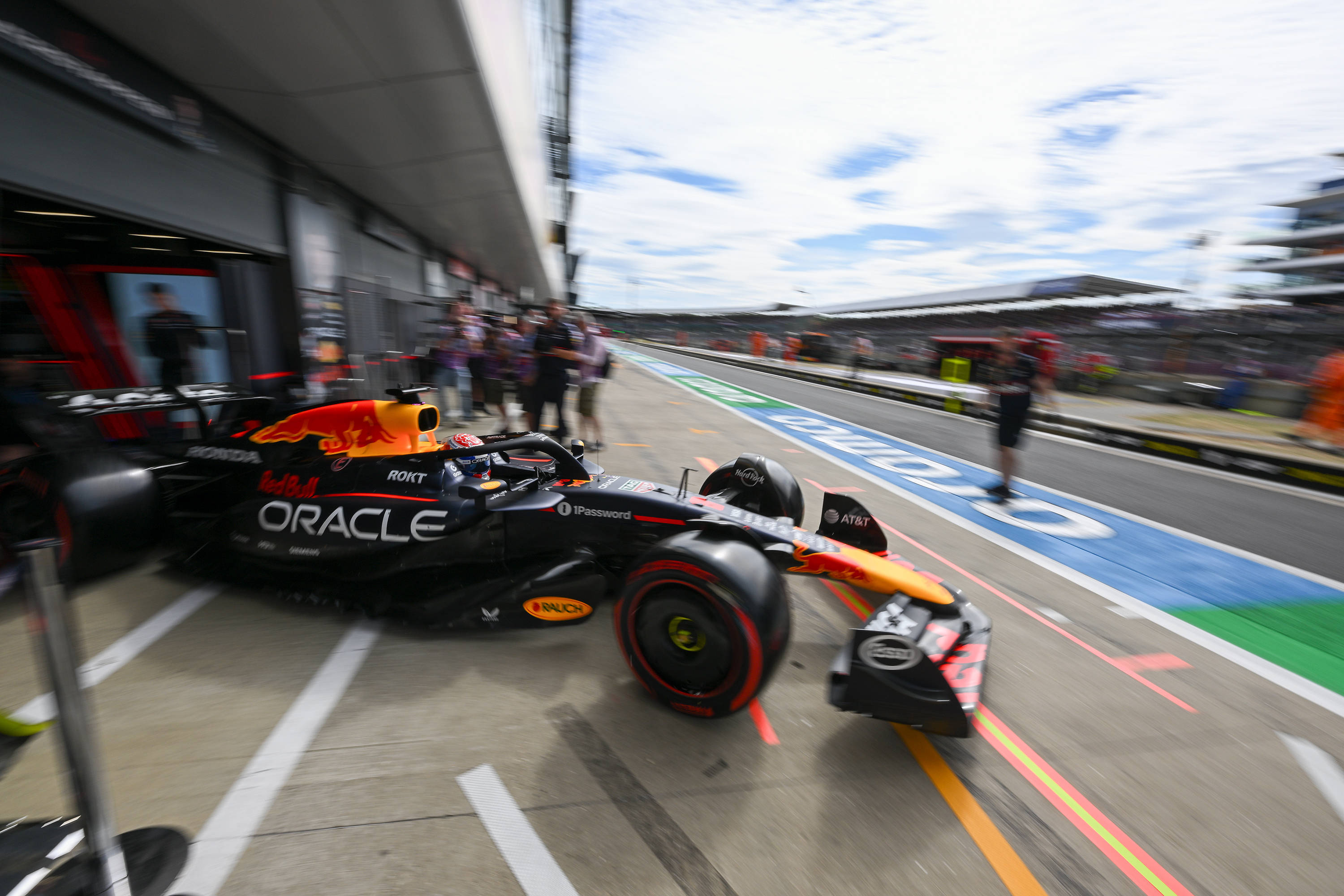 法拉利横扫哈斯车队，维斯塔潘带队取胜